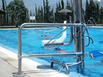 La silla para piscinas apenas ocupa espacio en la piscina