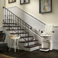Silla salvaescaleras curva V59, vista global de la silla en reposo desplegada