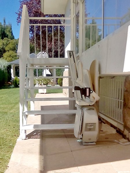 Silla salvaescaleras Acorn exterior instalada en un chalet en Las Rozas (Madrid)