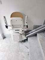 Silla salvaescaleras Acorn instalada en una vivienda unifamiliar de Benidorm (Alicante)