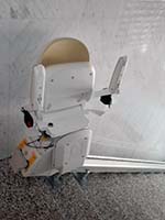 Silla subescaleras Acorn instalada en una comunidad de propietarios de Leganés (Madrid)