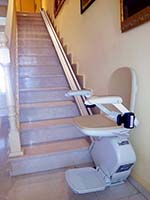 Silla salvaescaleras Acorn instalada en una vivienda unifamiliar en Madrid
