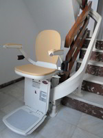 Silla elevadora curve instalada en una comunidad de vecinos de Madrid